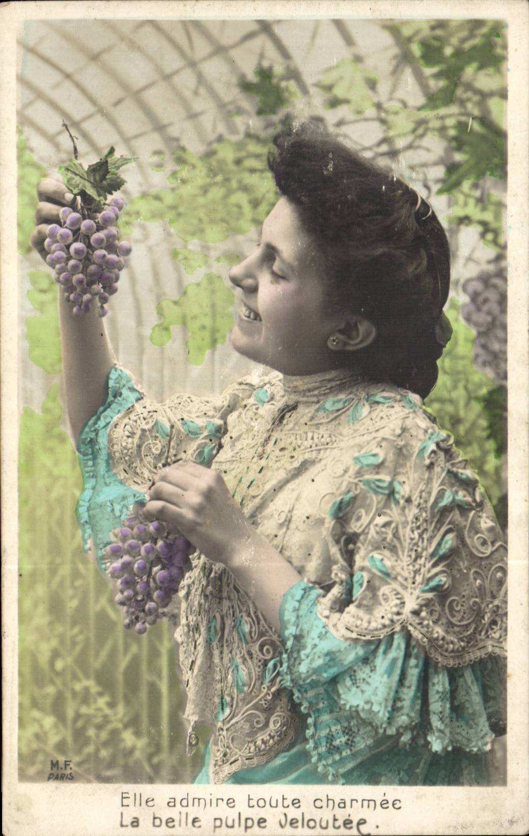Femme admirant des grappes de raisin — M.F. PARIS
