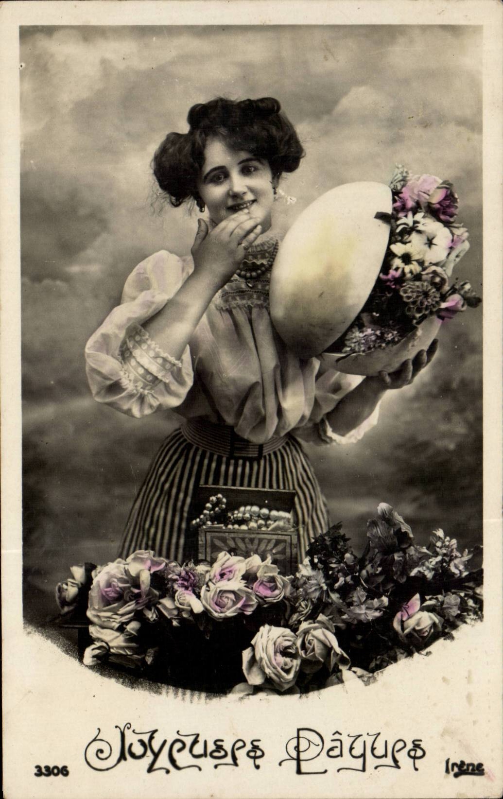 Femme tenant un grand fruit et un bouquet — Irène, n° 3306