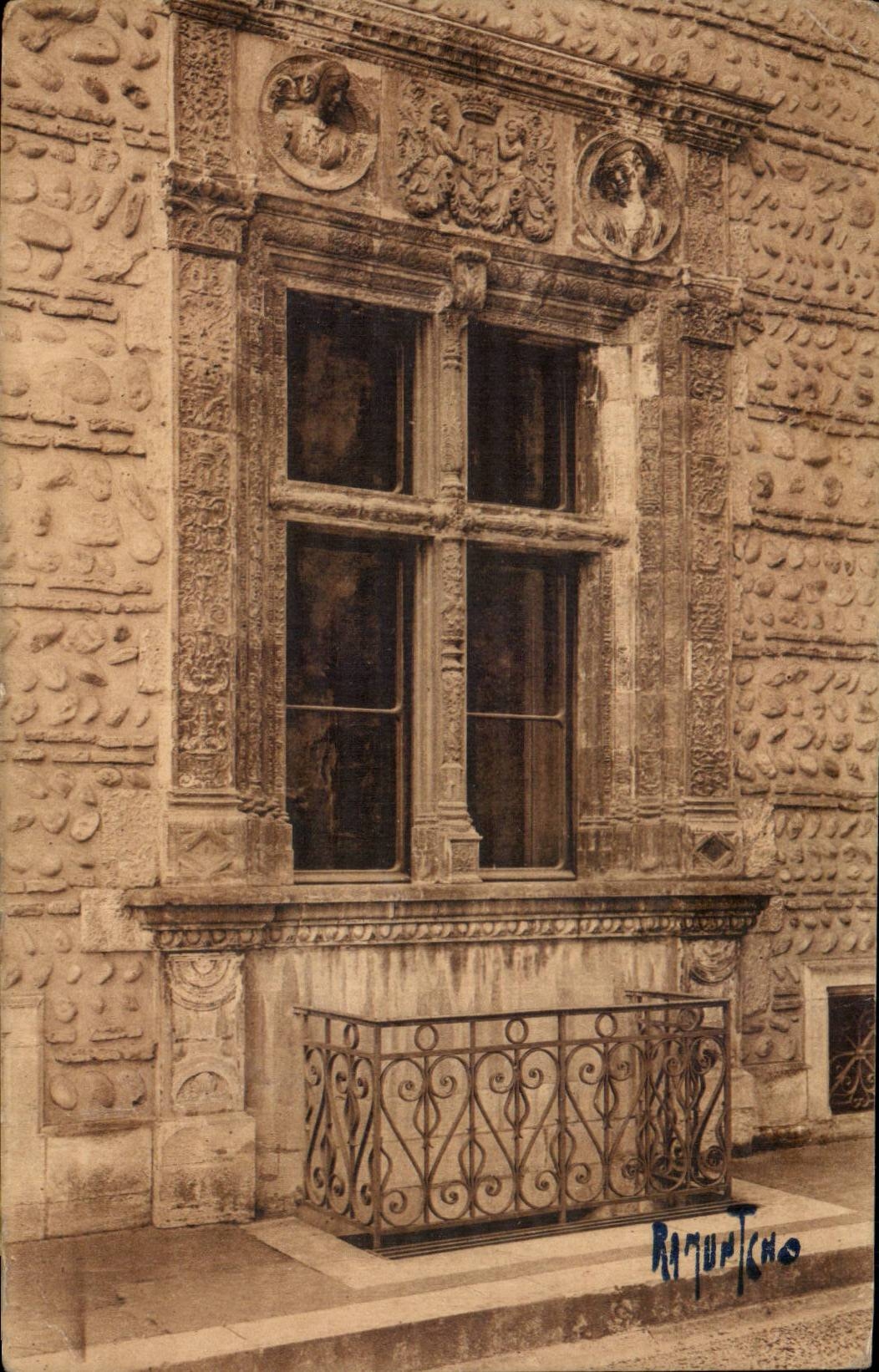 CPA FEnetre du chateau de Pau