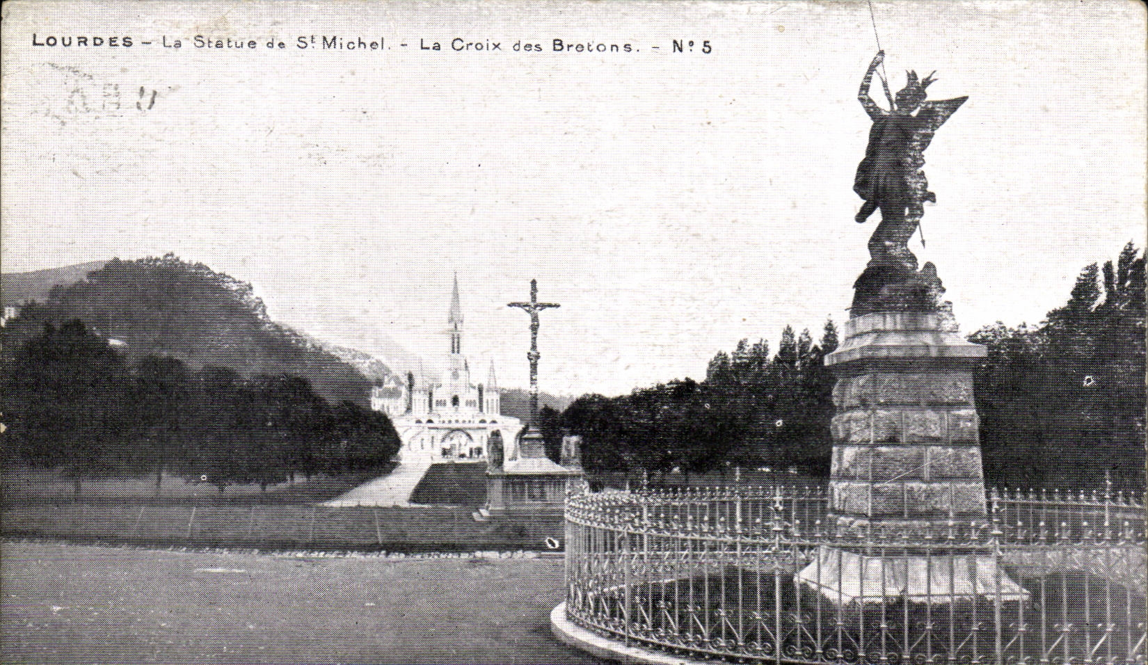 CPA Lourdes La croix des Bretons Statue de St Michel