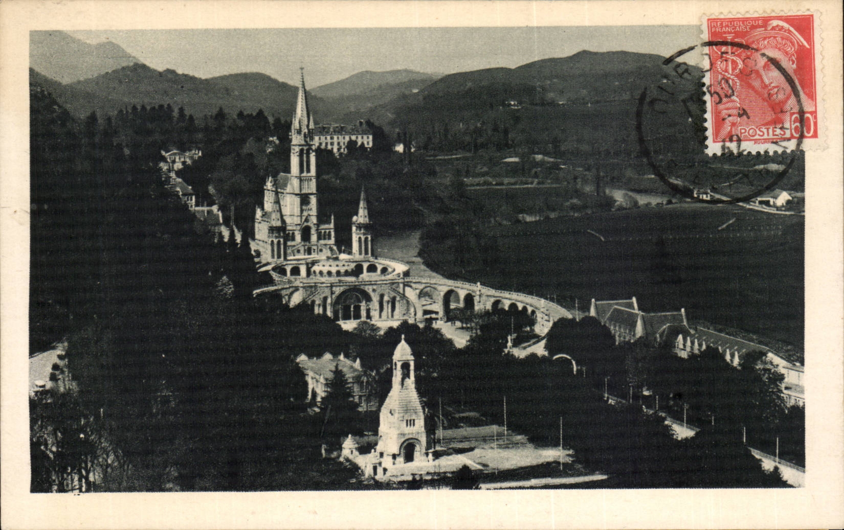 CPA Lourdes La basilique et le monument interallie vus du chateau fort