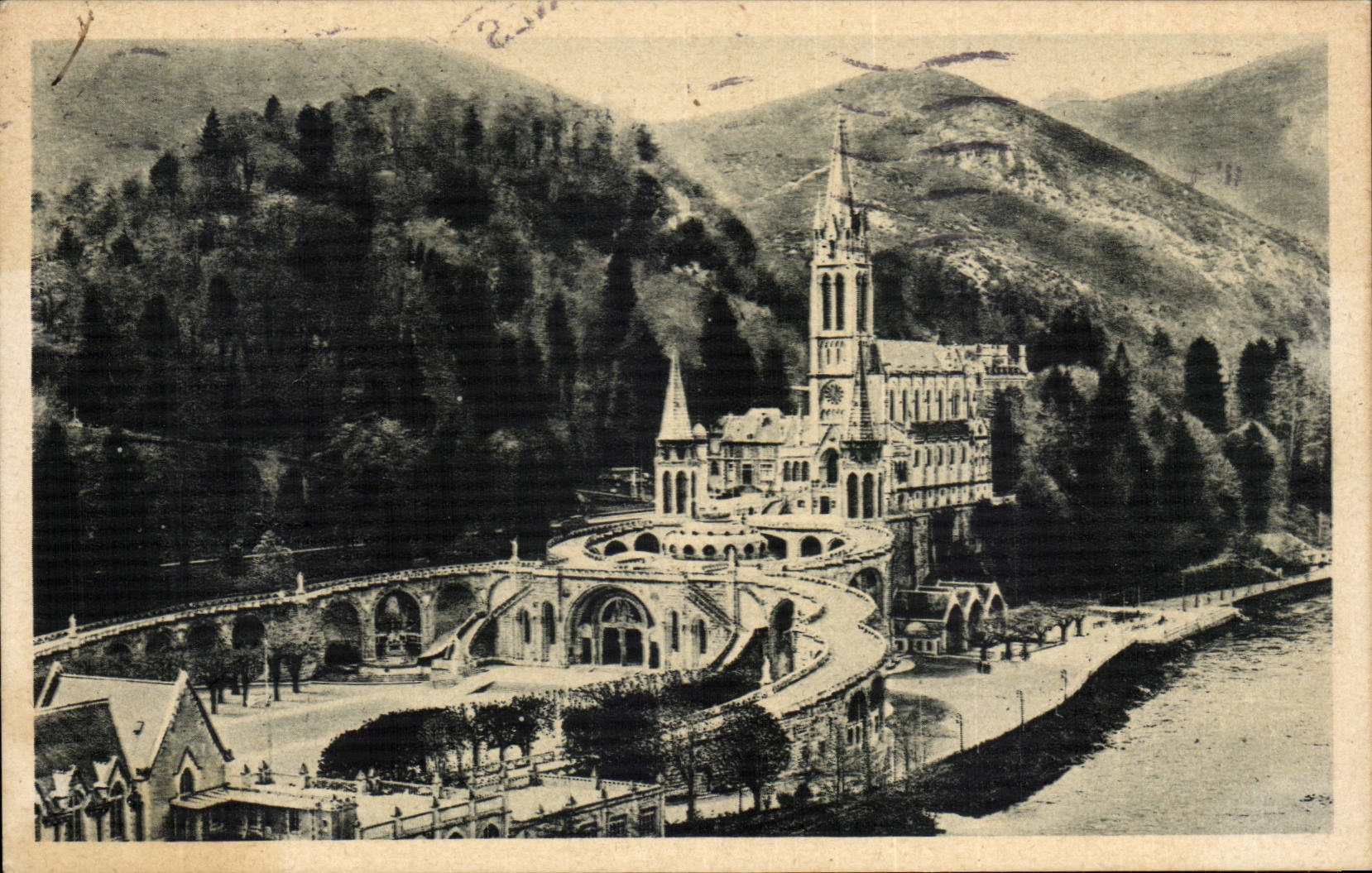 CPA Lourdes Vue d'ensemble sur la basilique 