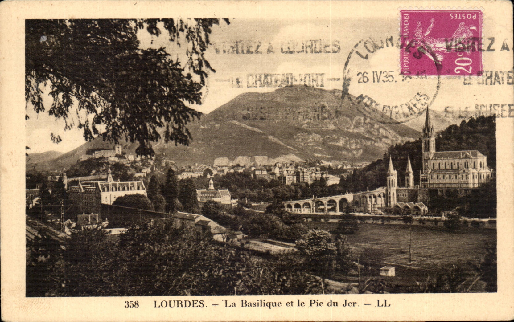CPA Lourdes La basilique et le pic du Jer