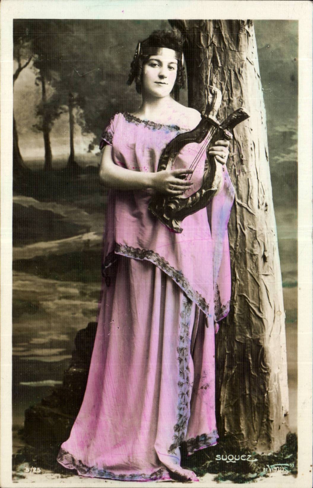Mujer en vestido rosa con una lira — Serie B/25 — Suqueze & Yvens