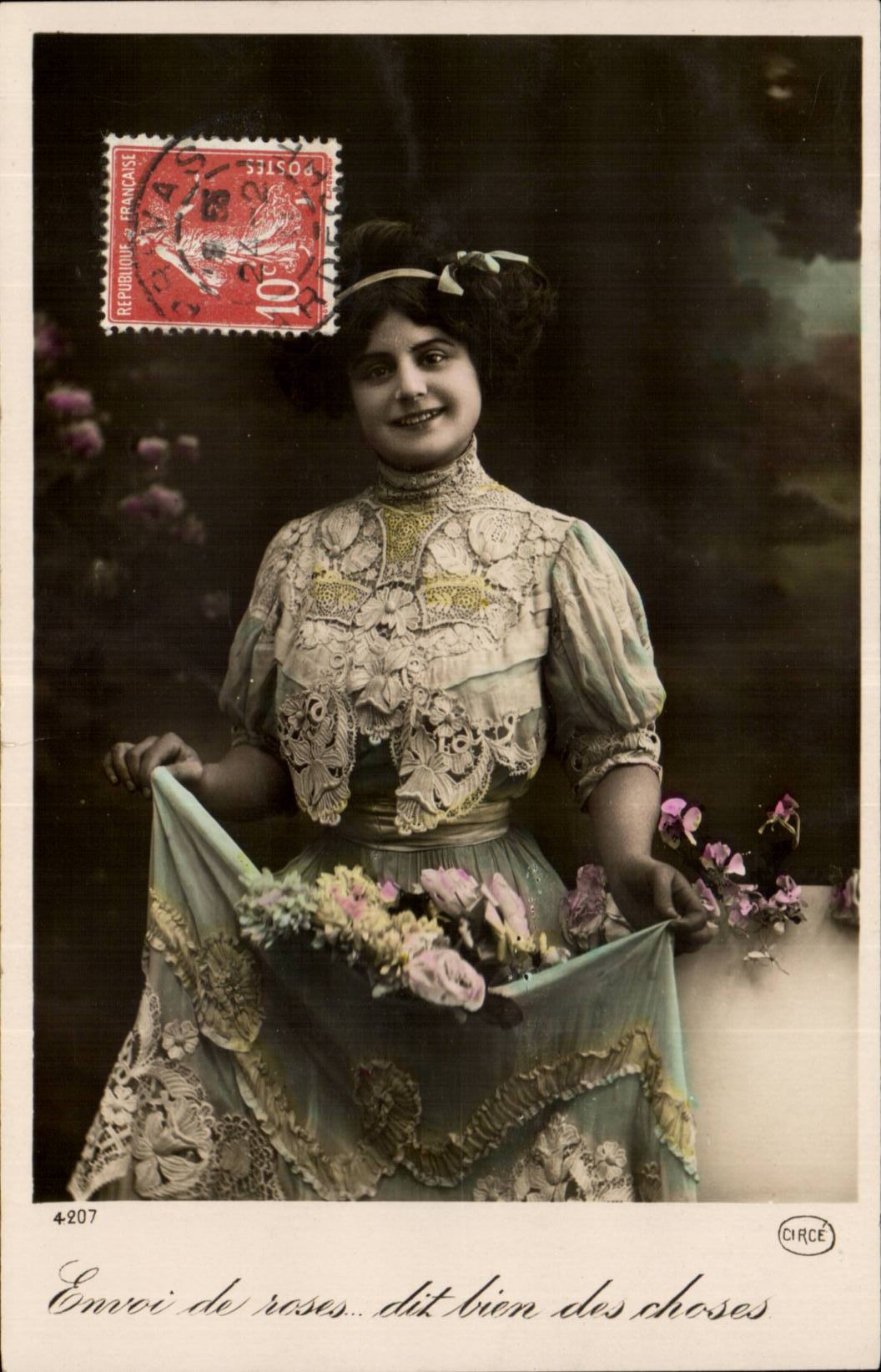Femme en robe brodée tenant un bouquet de roses — dit 'bien des choses' — CIRCE, n°4207