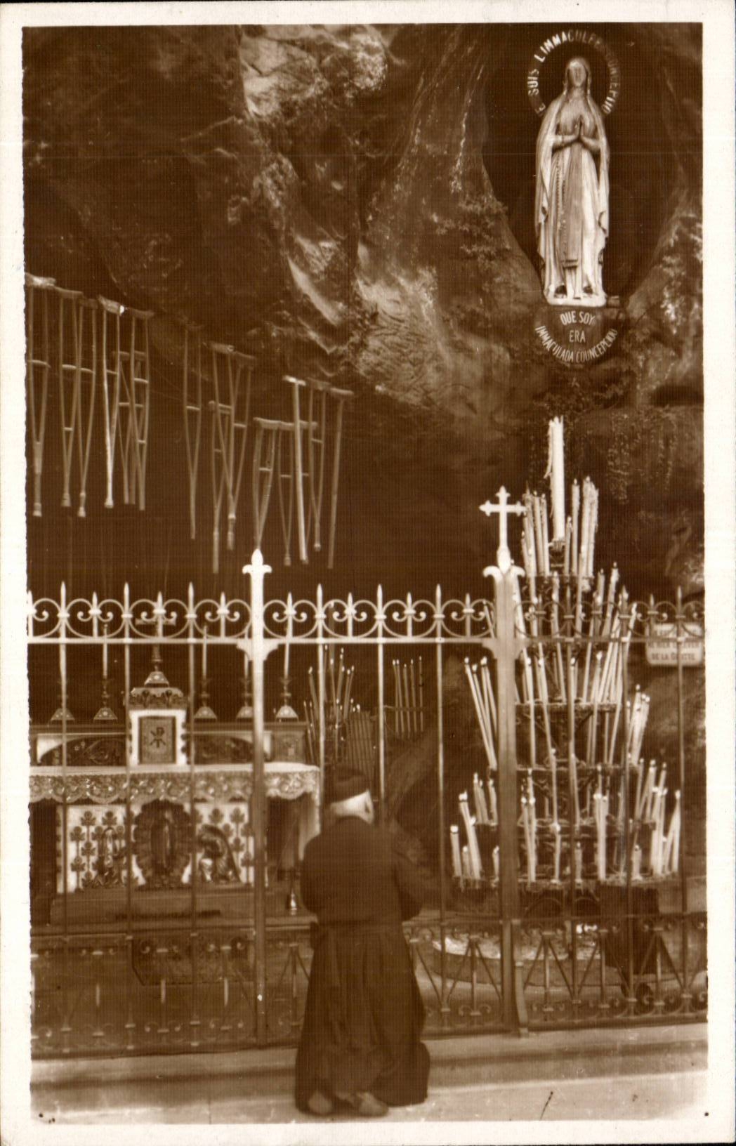 Lourdes CPA La grotte et la vierge