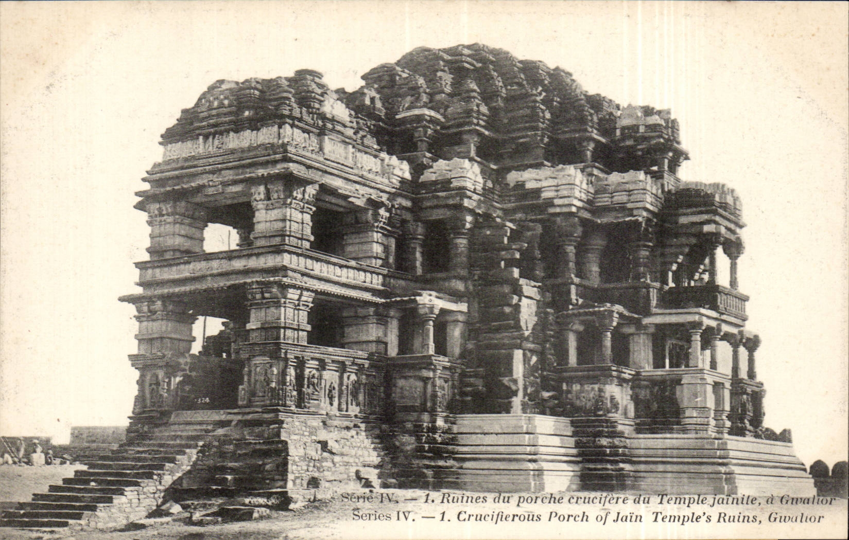CPA Inde India Ruines du porche crucifere du temple jainite a Gwahor