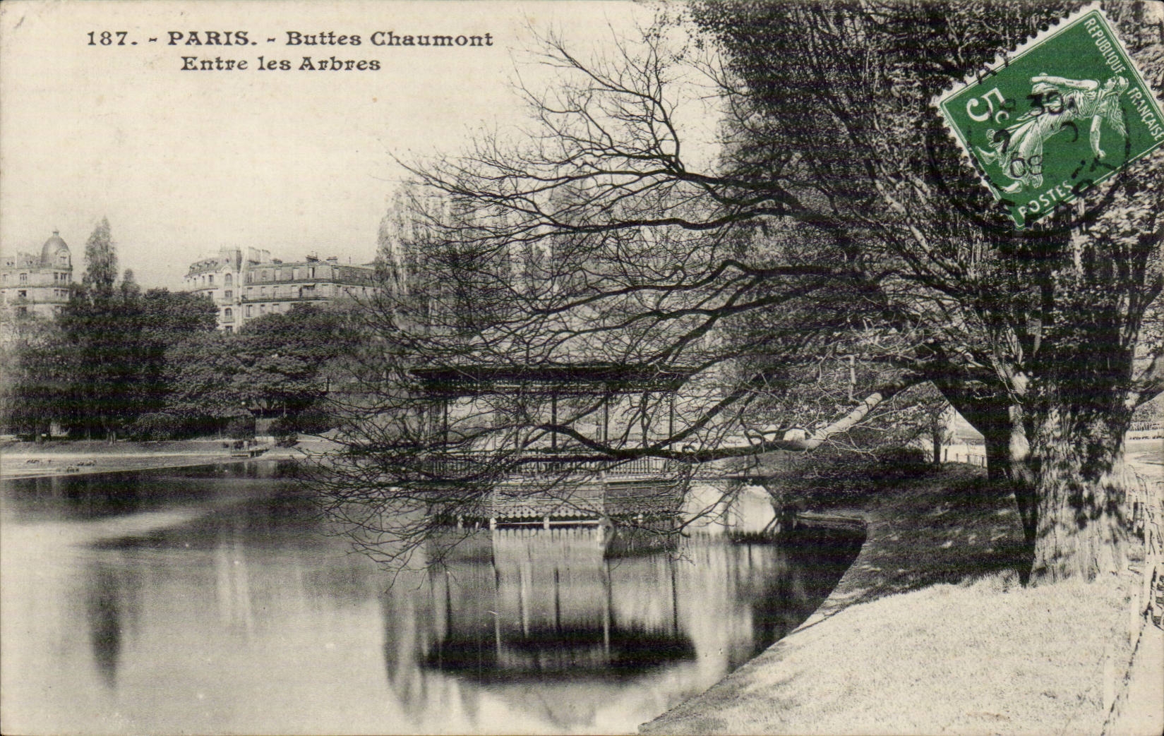 Paris CPA Buttes Chaumont Entre les arbres