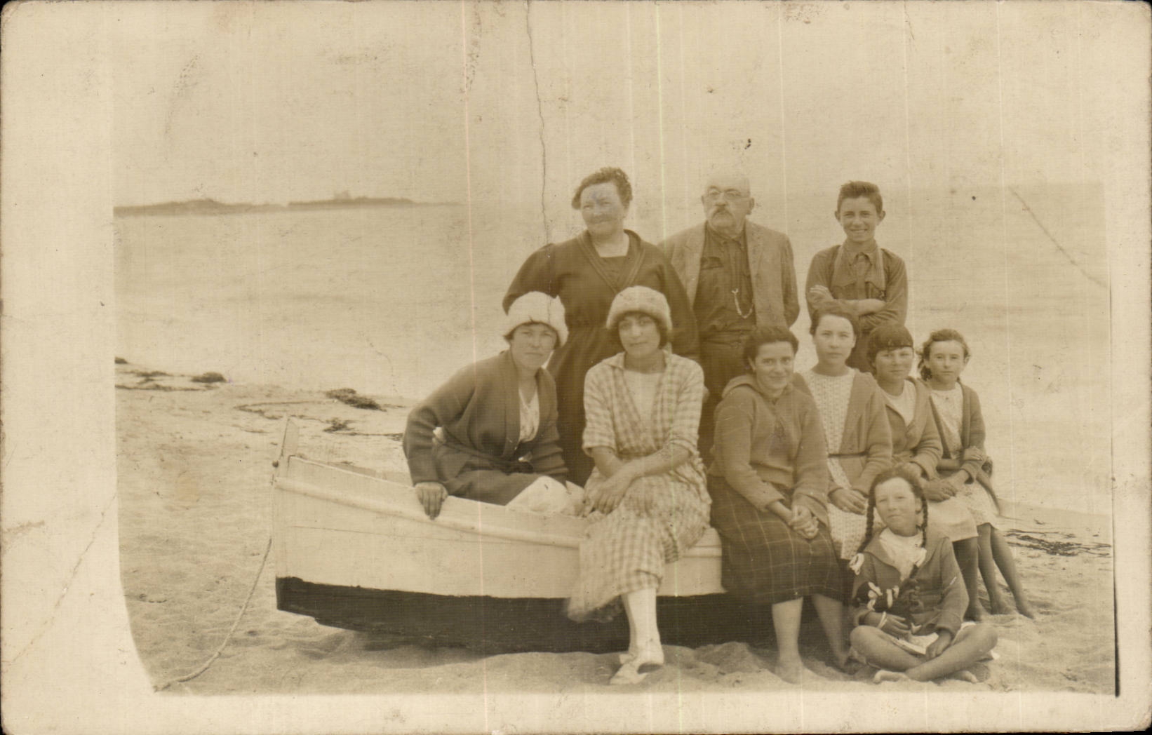 CPA CARTE PHOTO FAmille a la plage