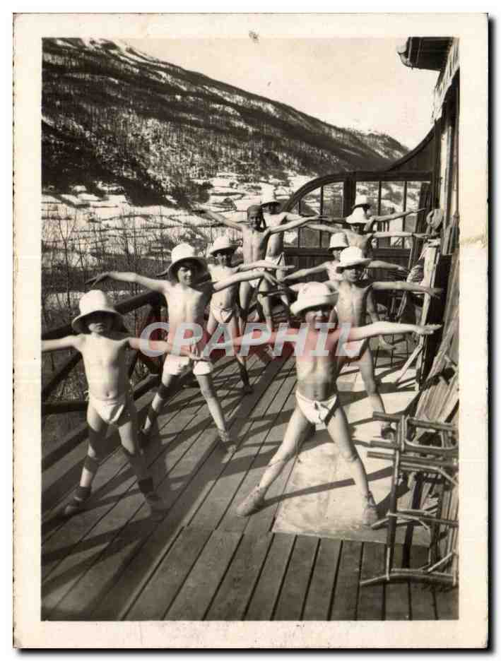 CPA CARTE PHOTO Enfants faisant de la gymnastique