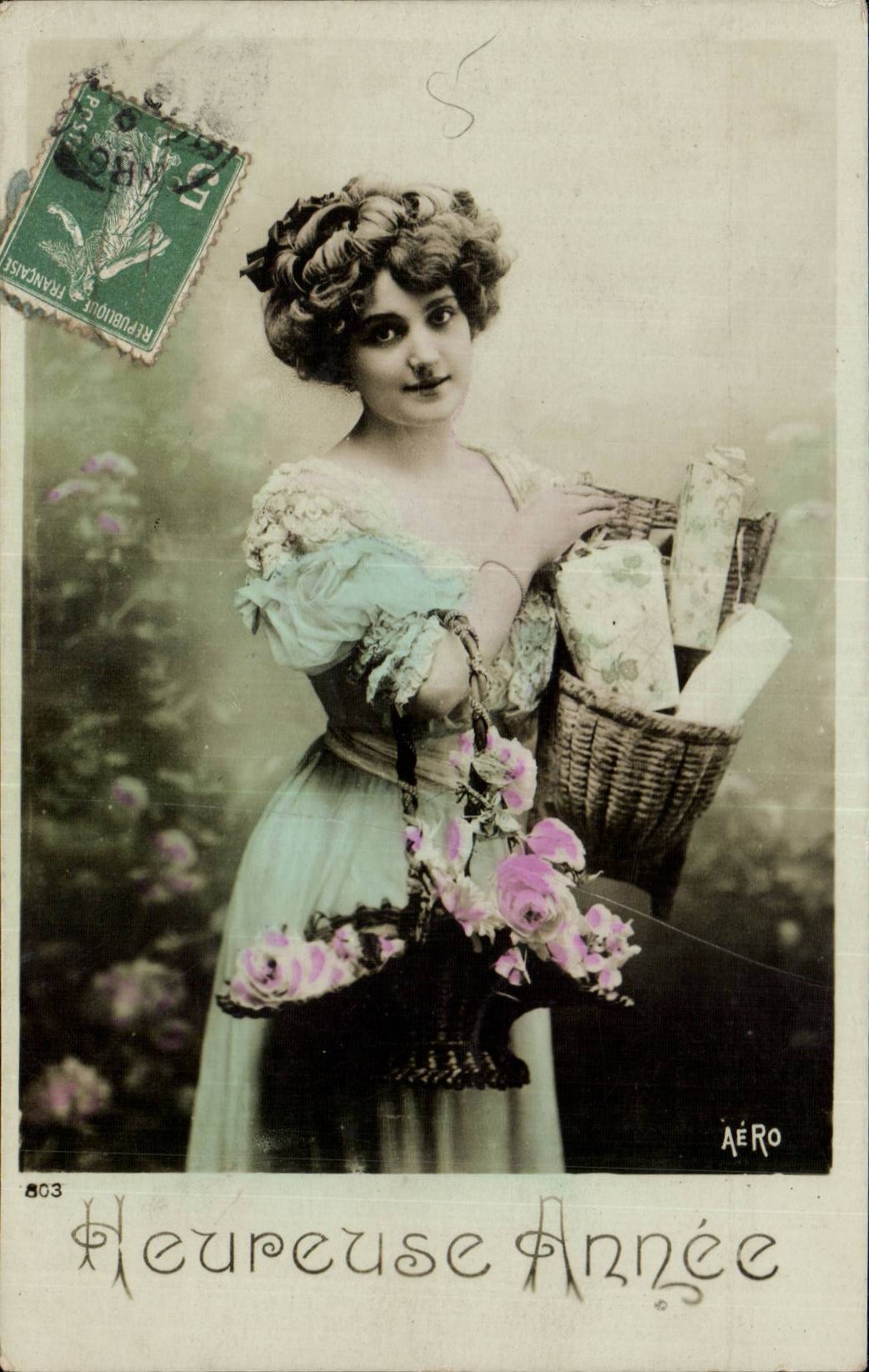 Jeune femme en robe bleue tenant un panier de fleurs — AÉRO n°803 — éditeur AÉRO
