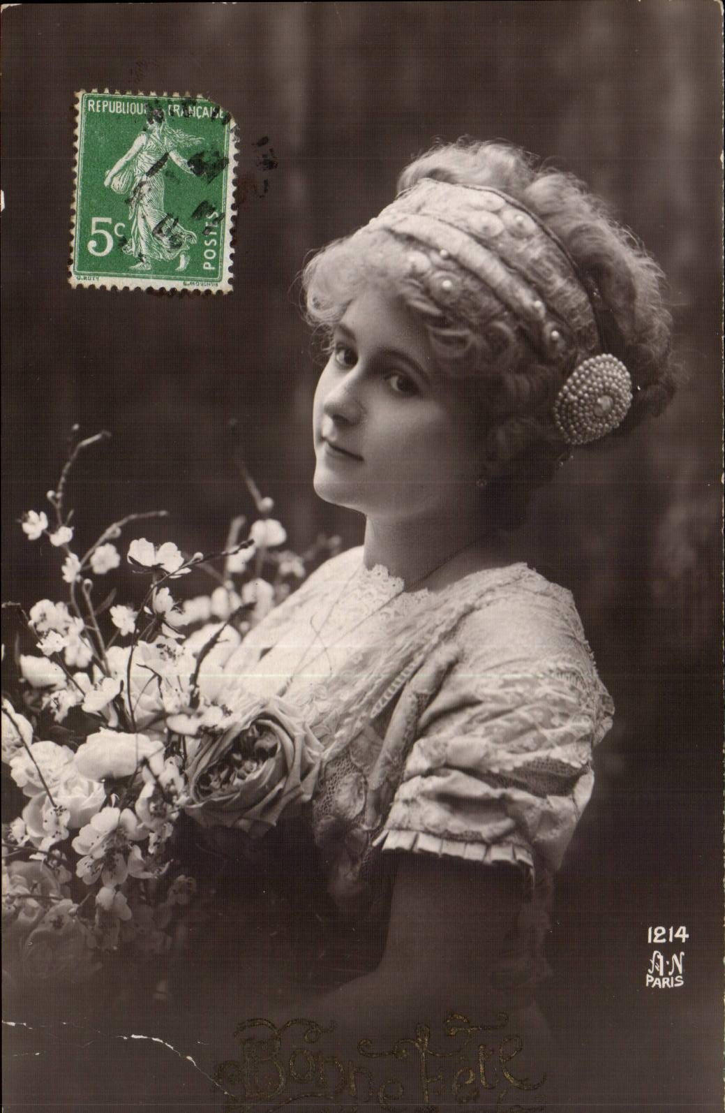 Jeune femme en robe à dentelle tenant un bouquet — A.N. Paris, n° 1214
