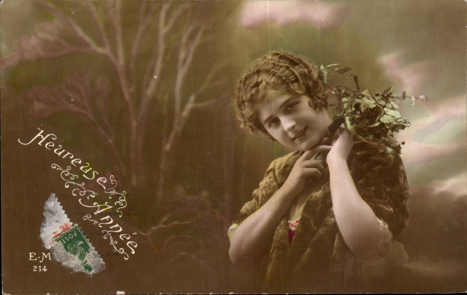Jeune femme en fourrure — dans un décor de forêt — E.M. 214