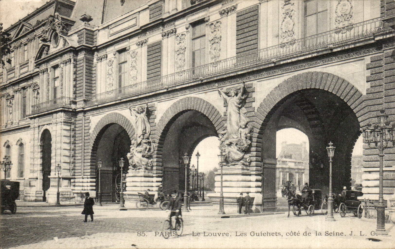 Paris CPA Le Louvre les guichets cote de la Seine