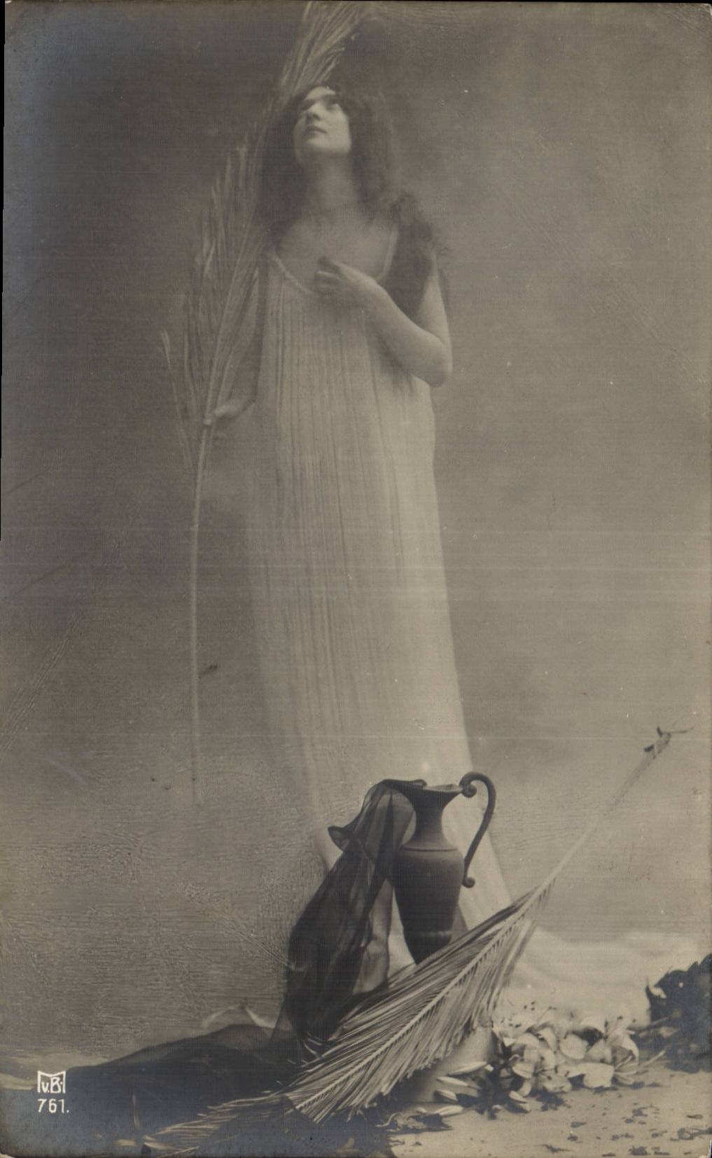 Femme en robe blanche tenant une plume de palmier — N° 761 — NVB