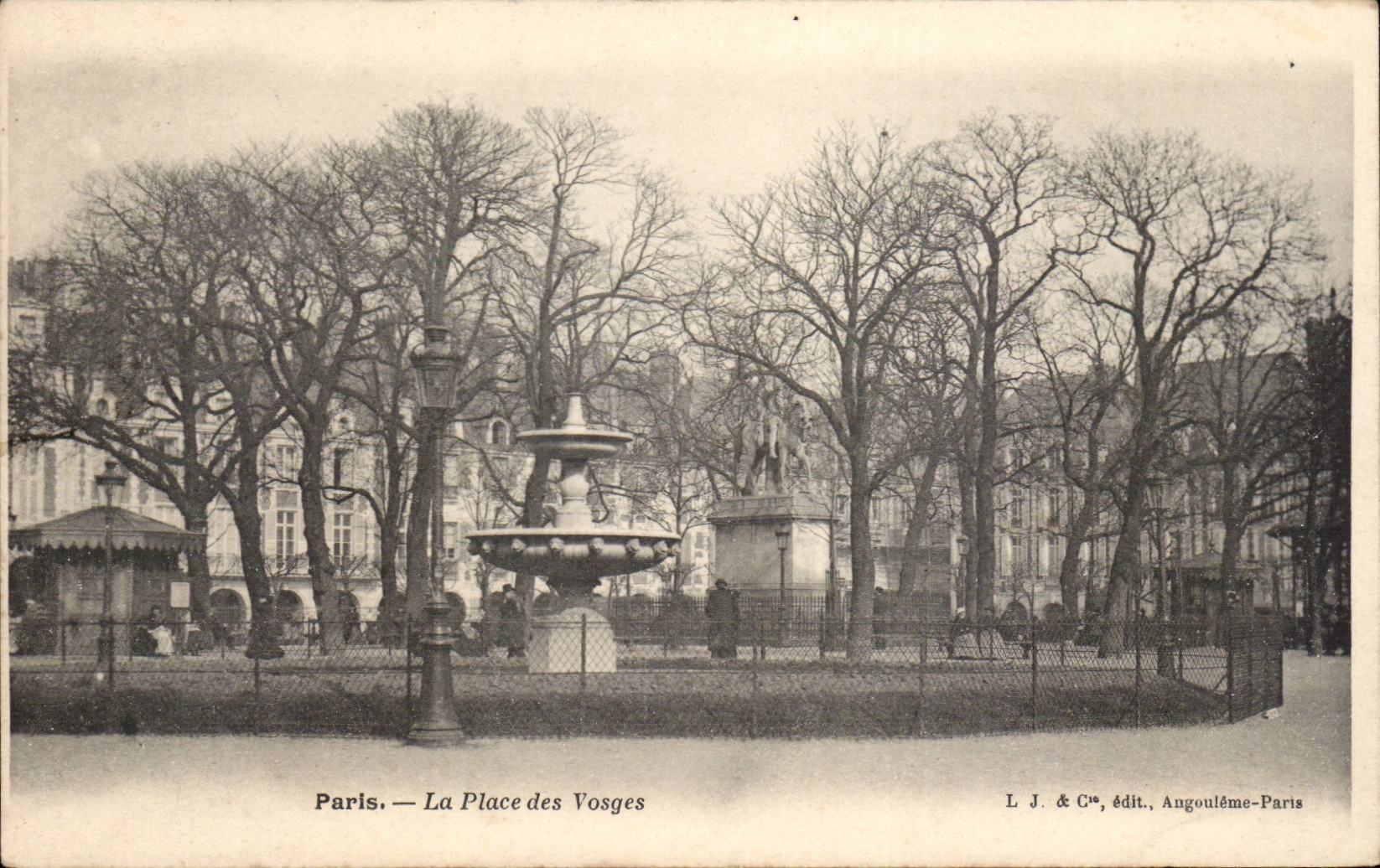 Paris CPA La place des Vosges