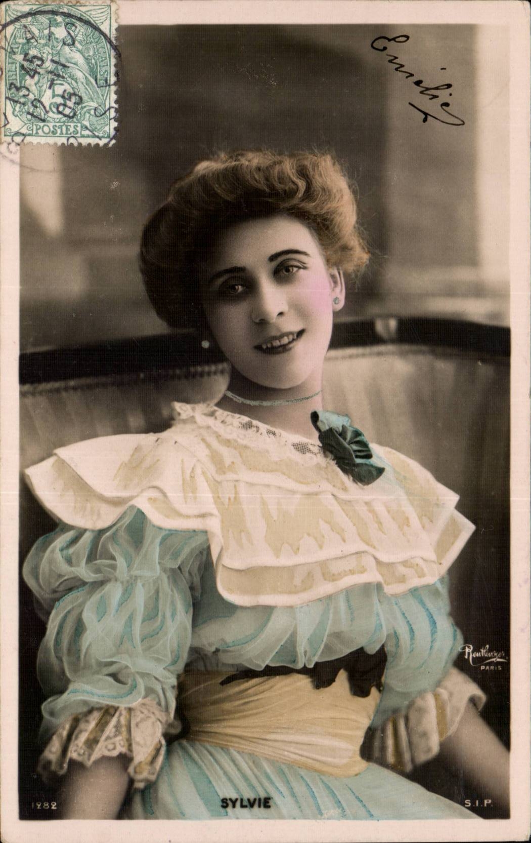 Sylvie — Porträt einer Frau in einem Rüschenkleid — S.I.P. Paris, Nr. 1282