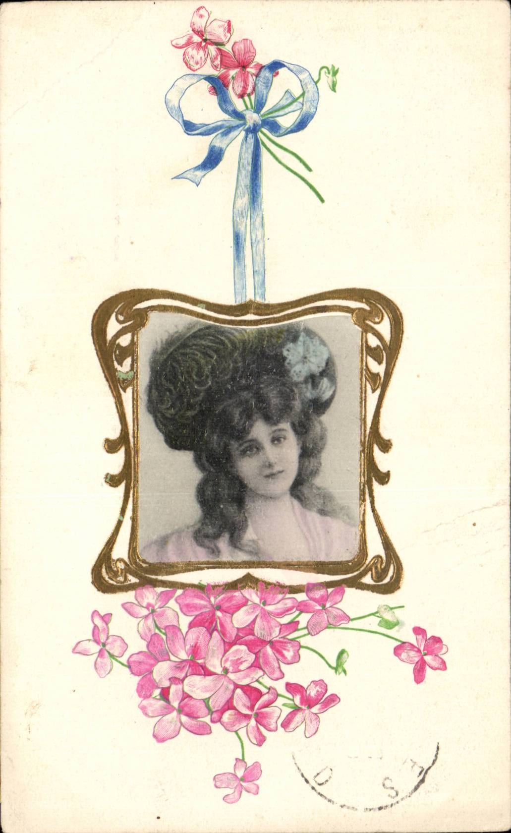 Portrait d'une jeune femme — ornements floraux et ruban bleu — éditeur inconnu