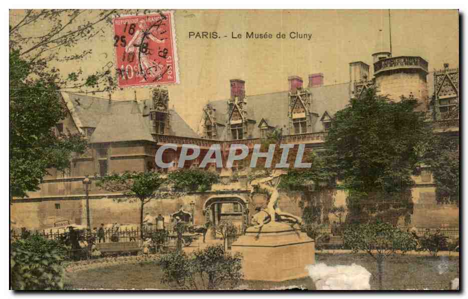 PARIS - Le Musée de Cluny — vue du bâtiment et d'une statue — éditeur non visible