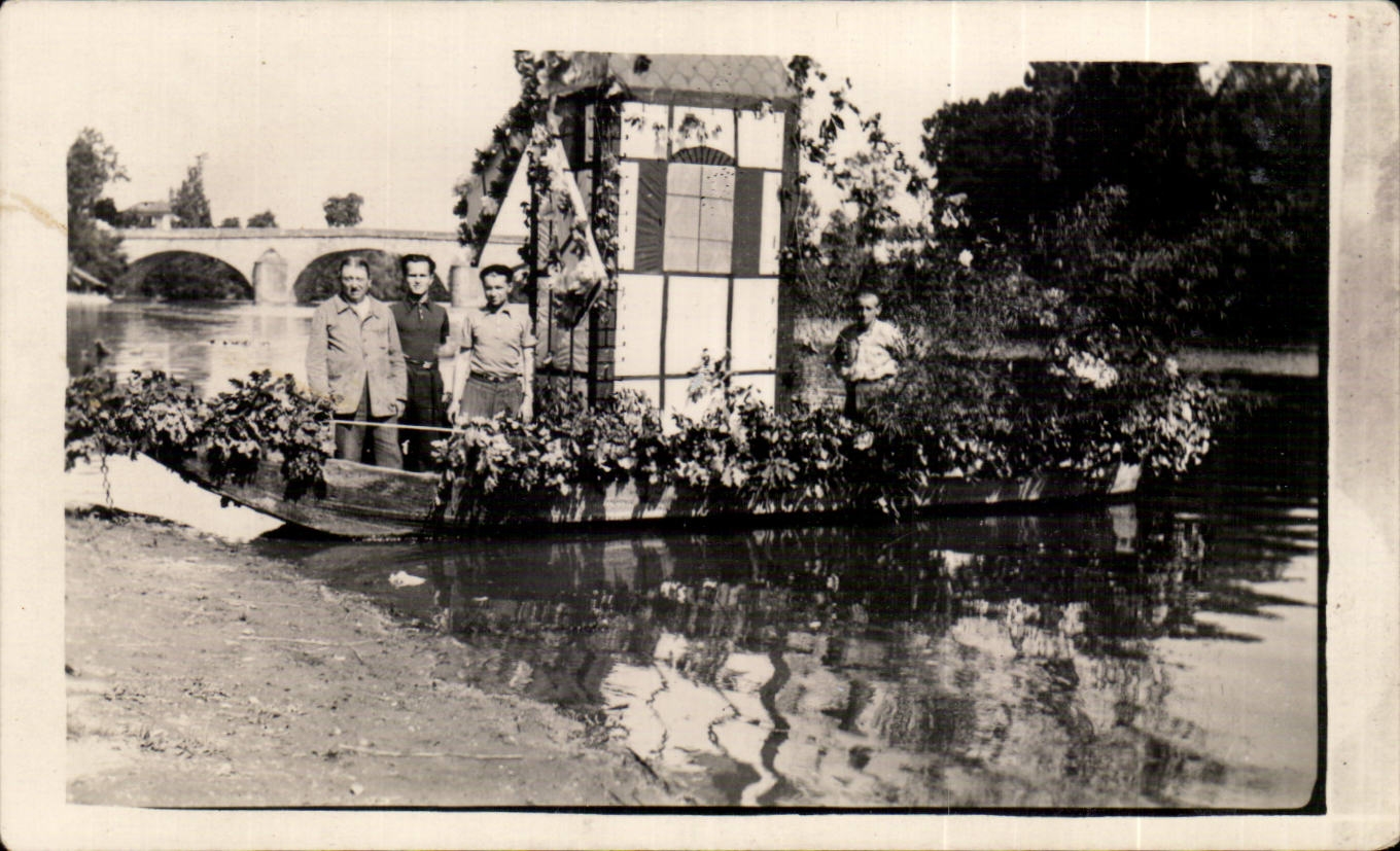 Photo barque fleurie