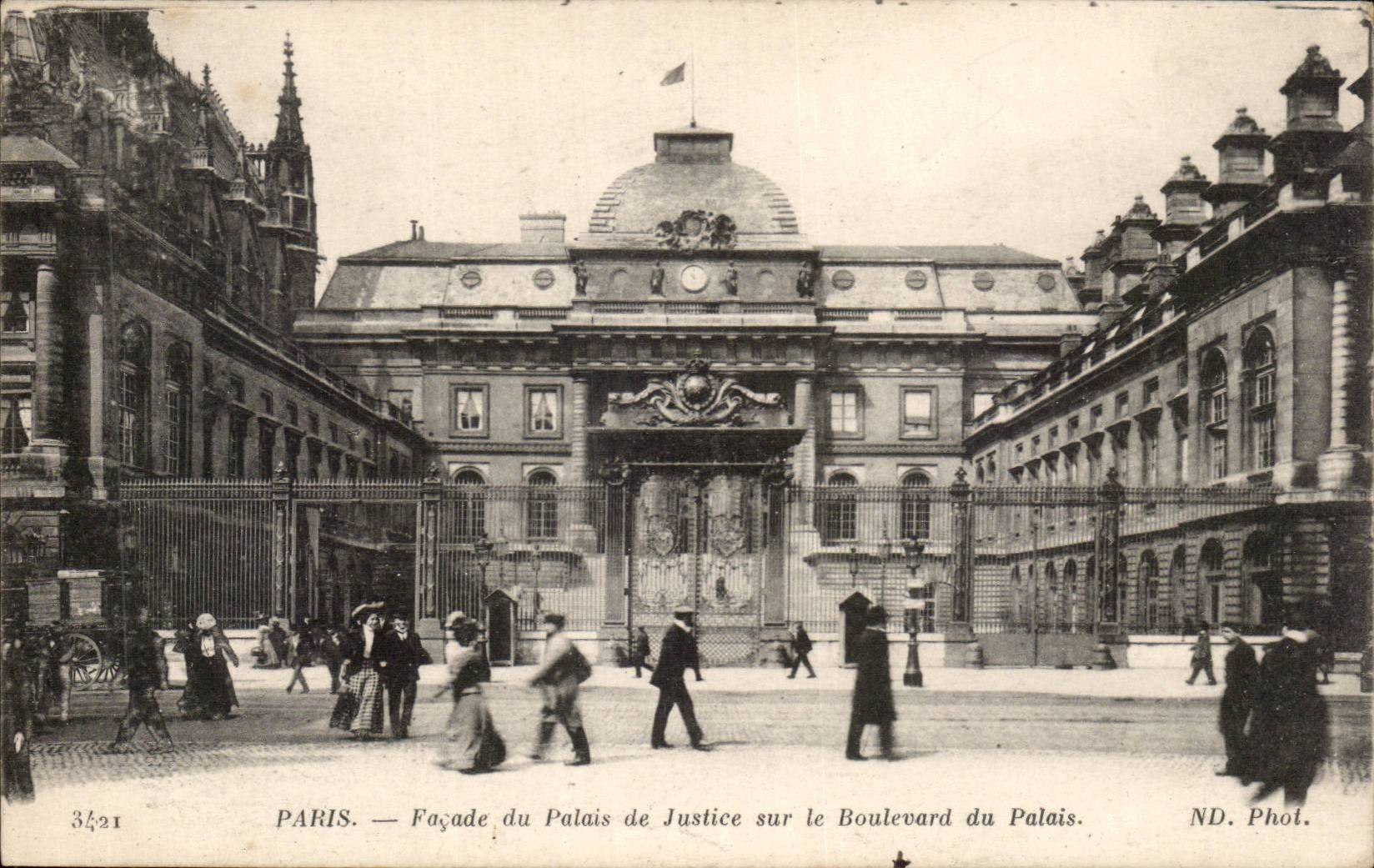 Paris CPA Facade du palais de justice sur le boulevard du palais