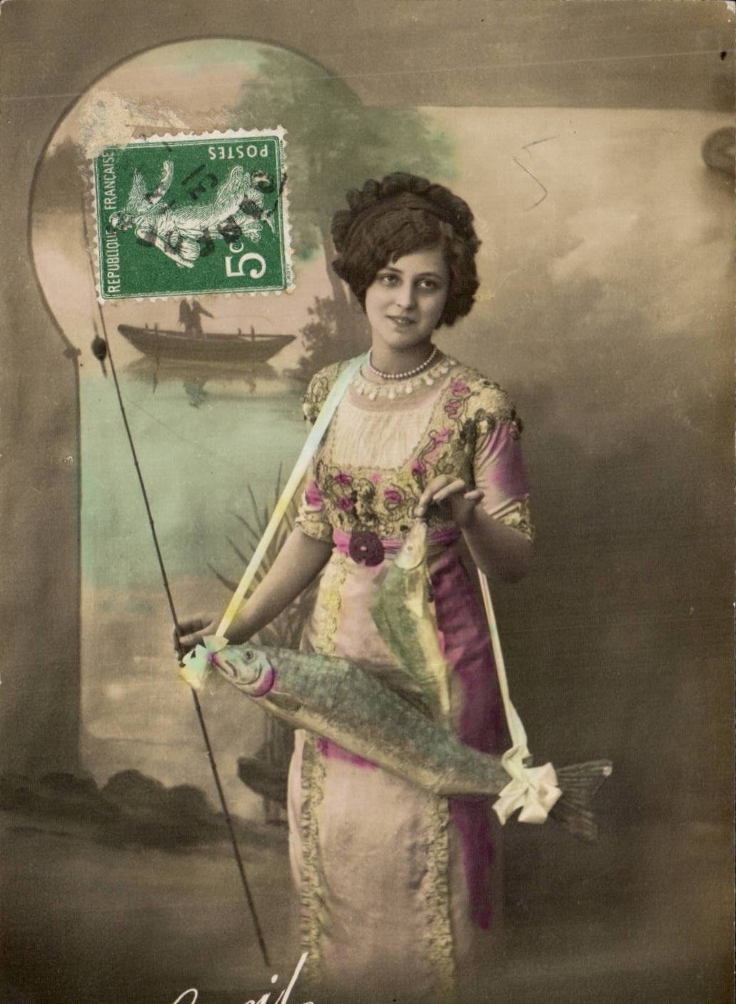 Femme pêchant — carte postale illustrée — éditeur non visible