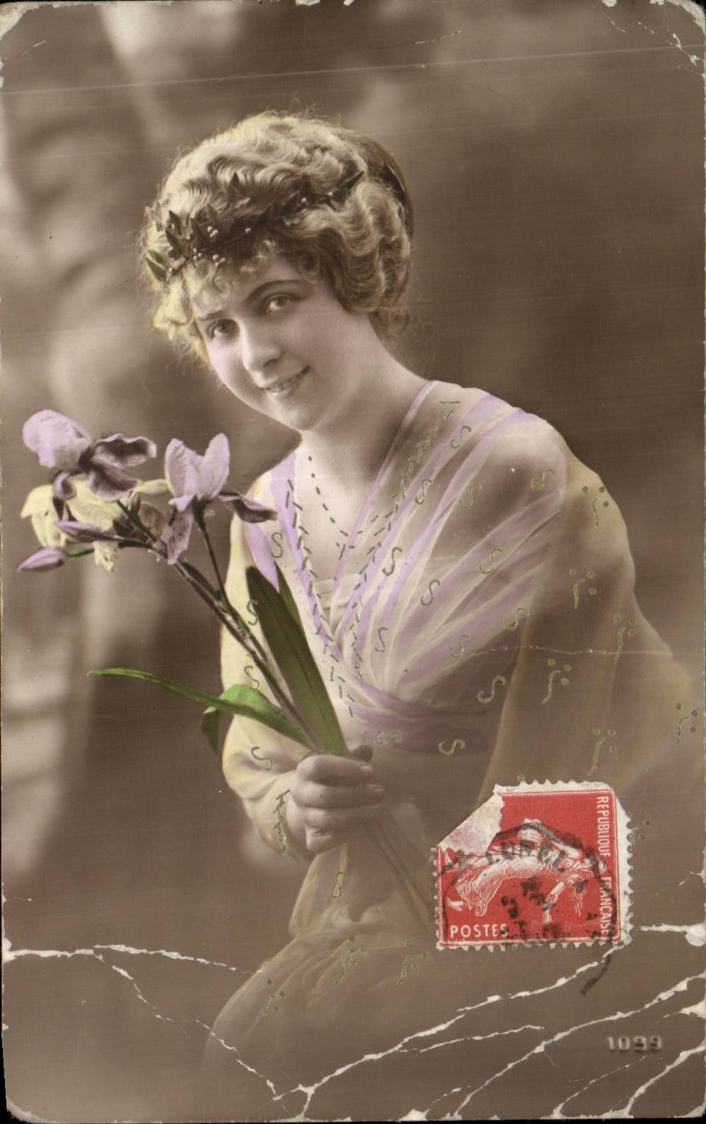 Jeune femme en robe à motifs — iris — éditeur inconnu, n° de série 1039