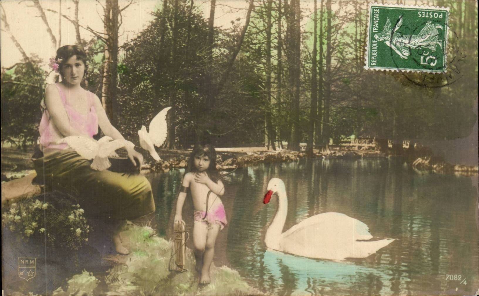 CPA Fantaisie Femme Enfant et cygne Swan