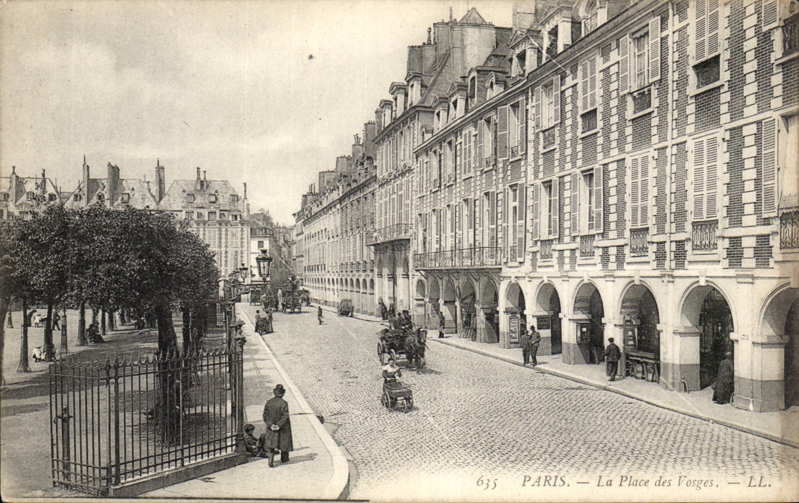 Paris CPA La place des Vosges