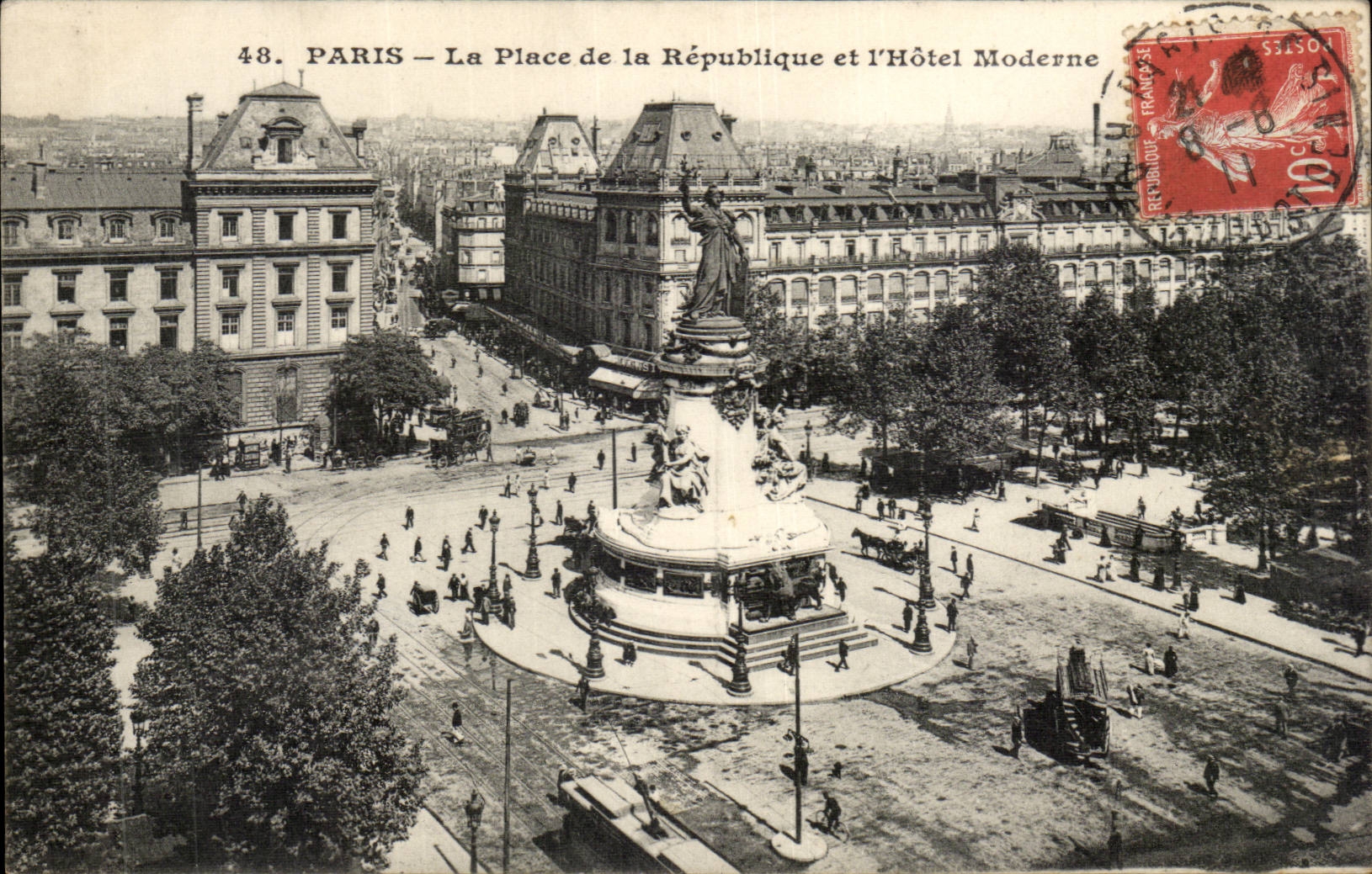 Paris CPA Place de la Republique et l'hotel moderne