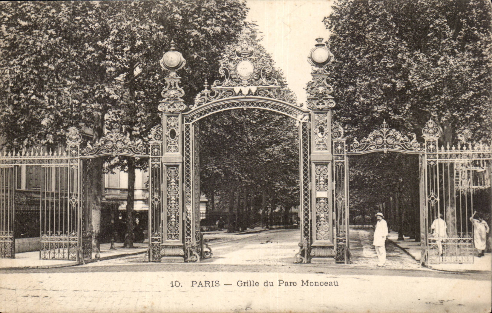 CPA Paris GRille du parc Monceau