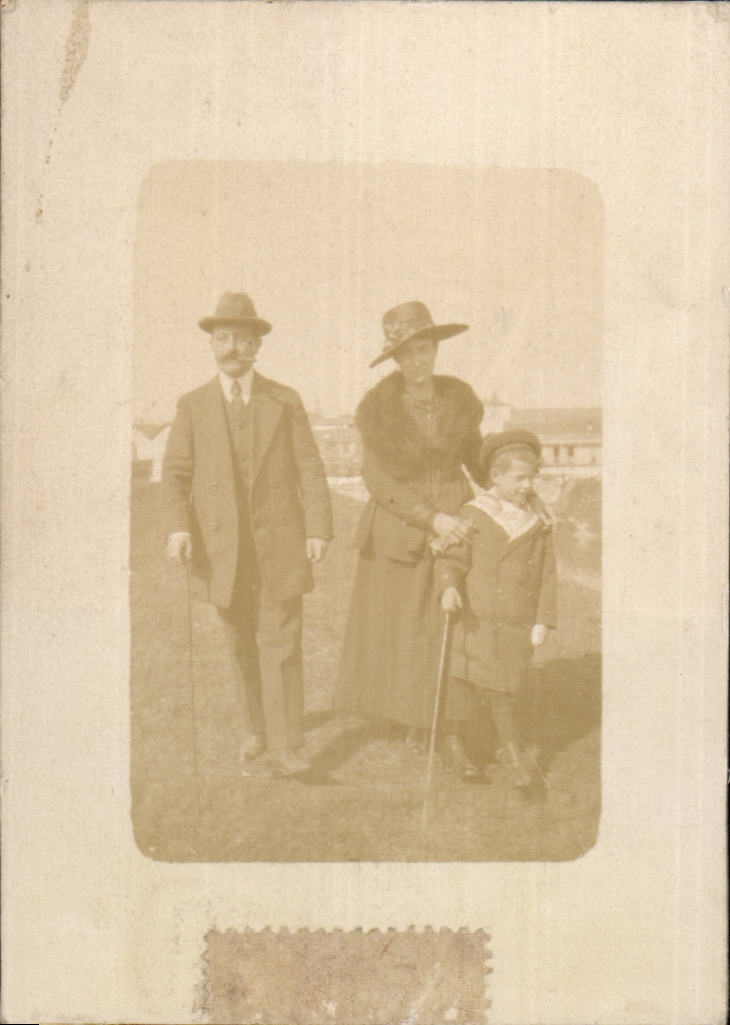 CARTE PHOTO Famille Femme Hommee et enfant bourgeois 