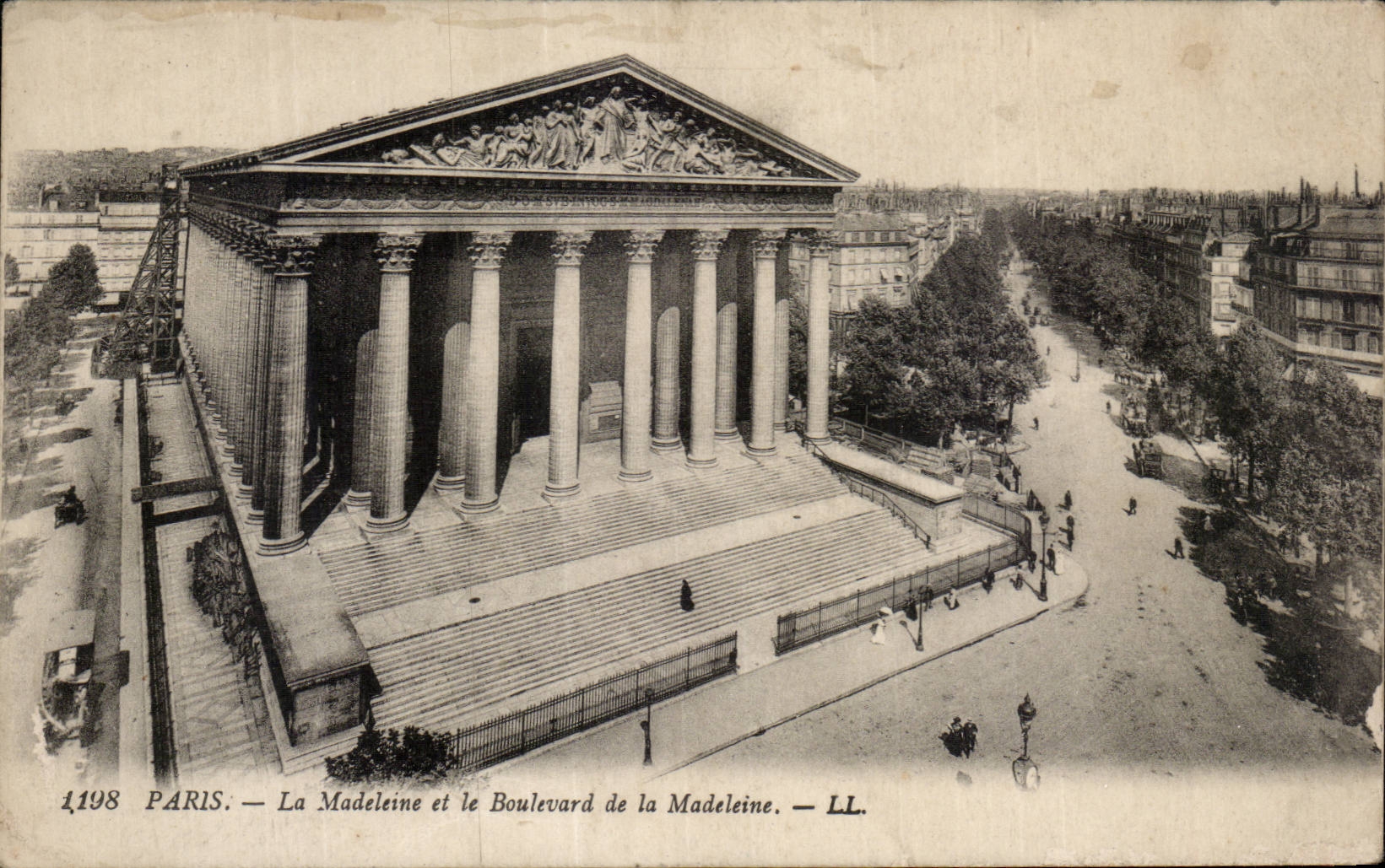 Paris CPA La Madeleine et le boulevard de la Madeleine