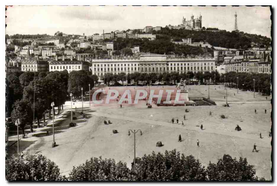 Lyon CPM La place Bellecour et la colline de Fourviere