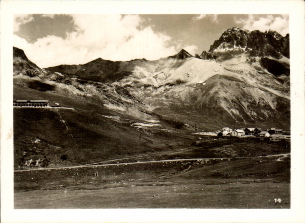 Vue des Alpes — route et chalets — série 14
