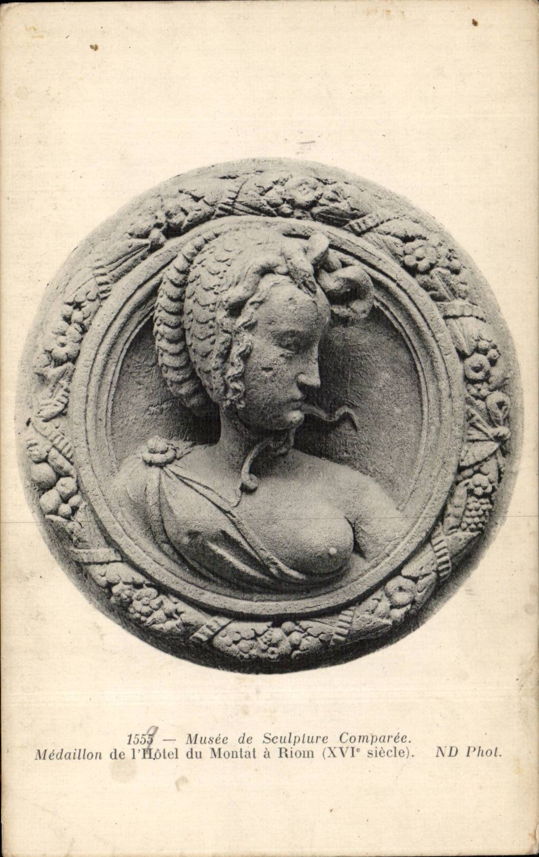 Médaille de l'Hôtel du Montat à Riom — XVIe siècle — ND Phot.