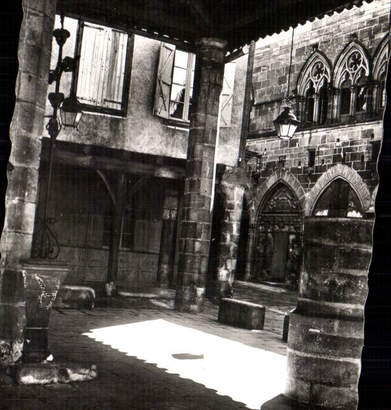 Cordes CPM La halle le puits et la maison du grand fauconnier