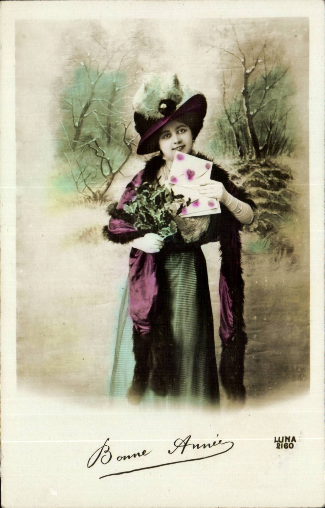 Femme en manteau violet tenant des cartes — LUNA 2160