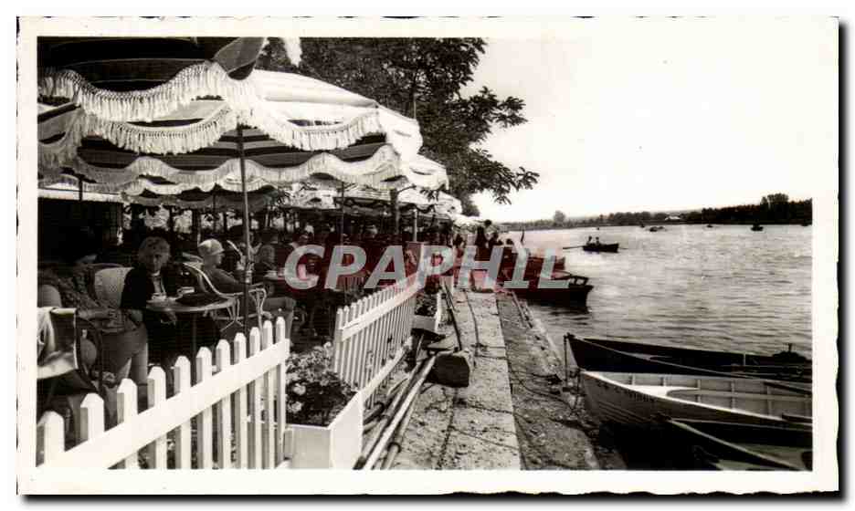 CPM Vichy Bords de l'Allier Chalet de canotage