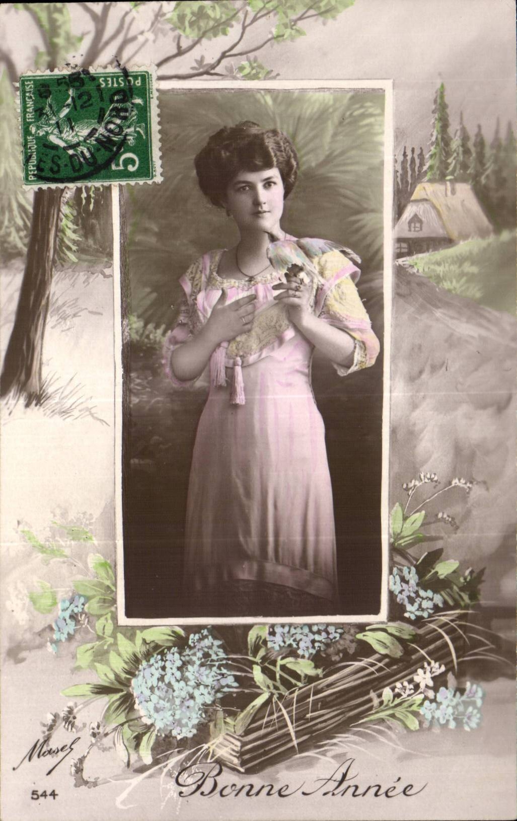 Jeune femme en robe rose — Bonne Année — Masse 544