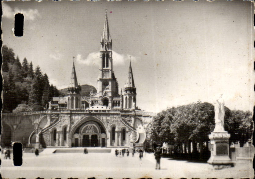 Lourdes CPM L'eglise du rosaire et la basilique