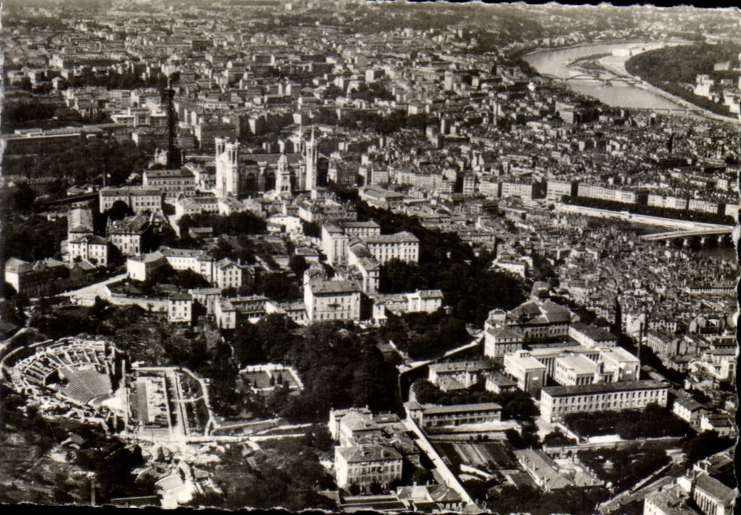 Les Théâtres Romains de Fourvière, la Basilique, la Saône et le Rhône — CPAPHIL