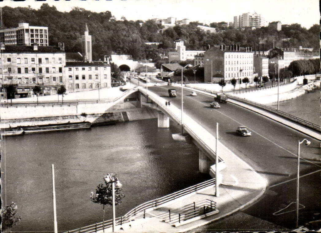 CPM Lyon Le pont Clemenceau sur la sAone et l'entree du tunnel de la cRoix rousse