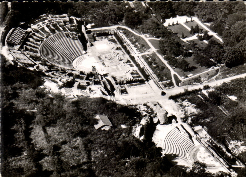 CPM Lyon Le theatre antique de Fourviere Au premier plan l'Odeon