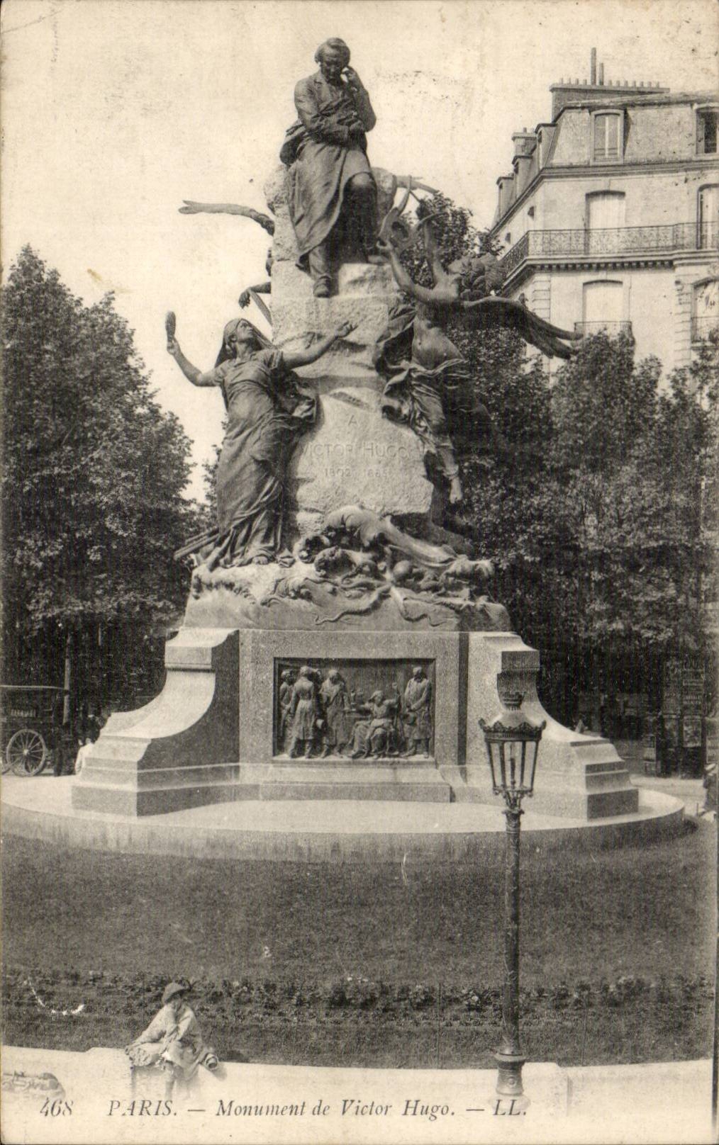 CPA Paris Monument de Victor Hugo