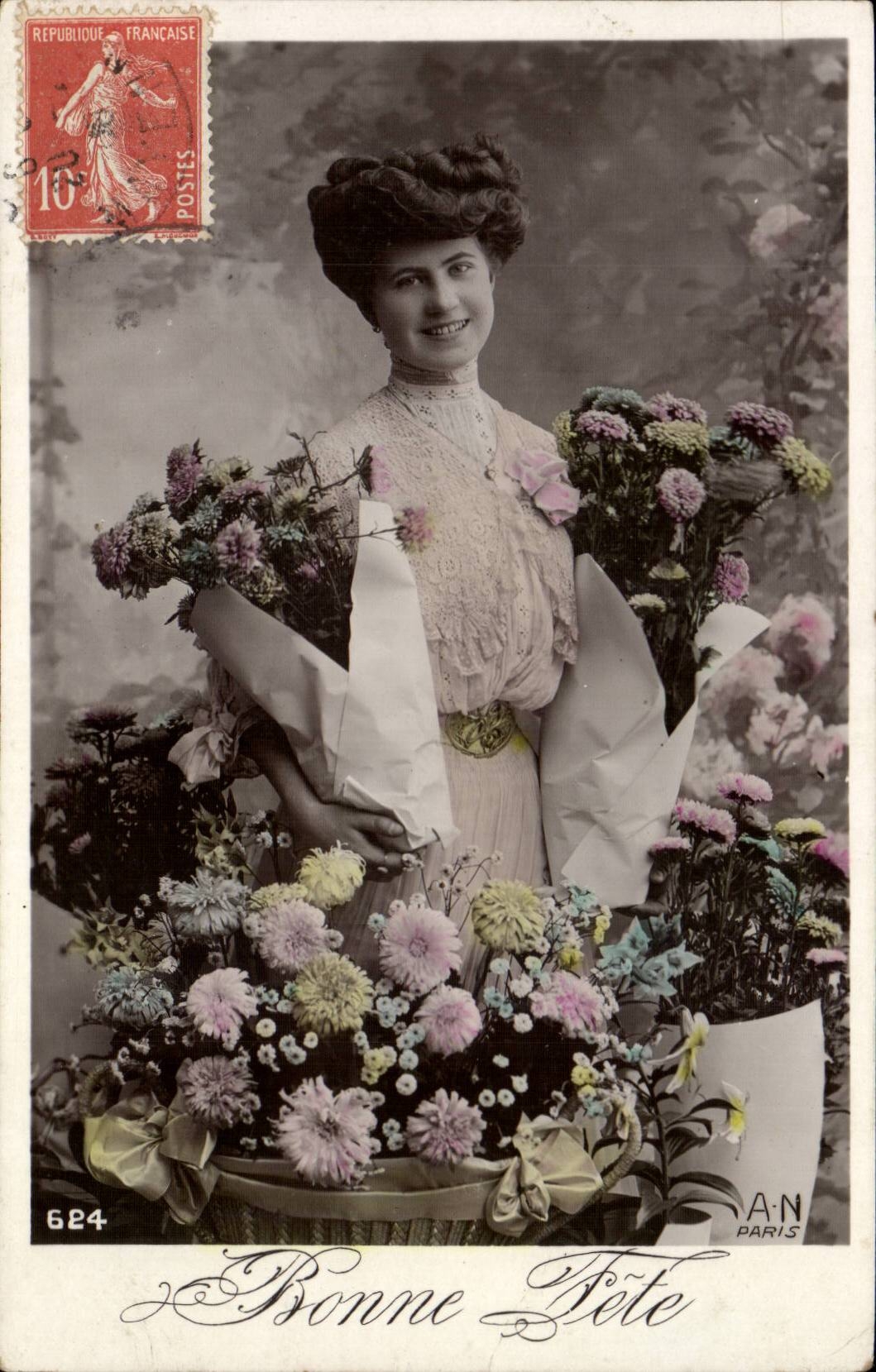 Frau mit Blumensträußen — Frohe Geburtstagskarte — A-N Paris, n°624
