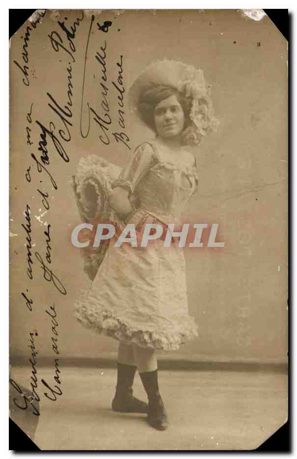 Jeune femme en robe à volants et chapeau à plumes — photographie — éditeur inconnu