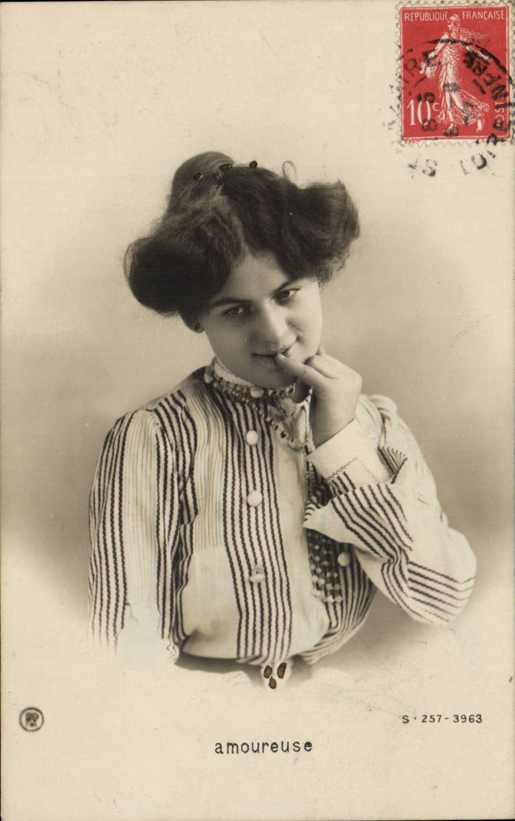 Jeune femme amoureuse — Série S-257-3963 — Phototypie S.257