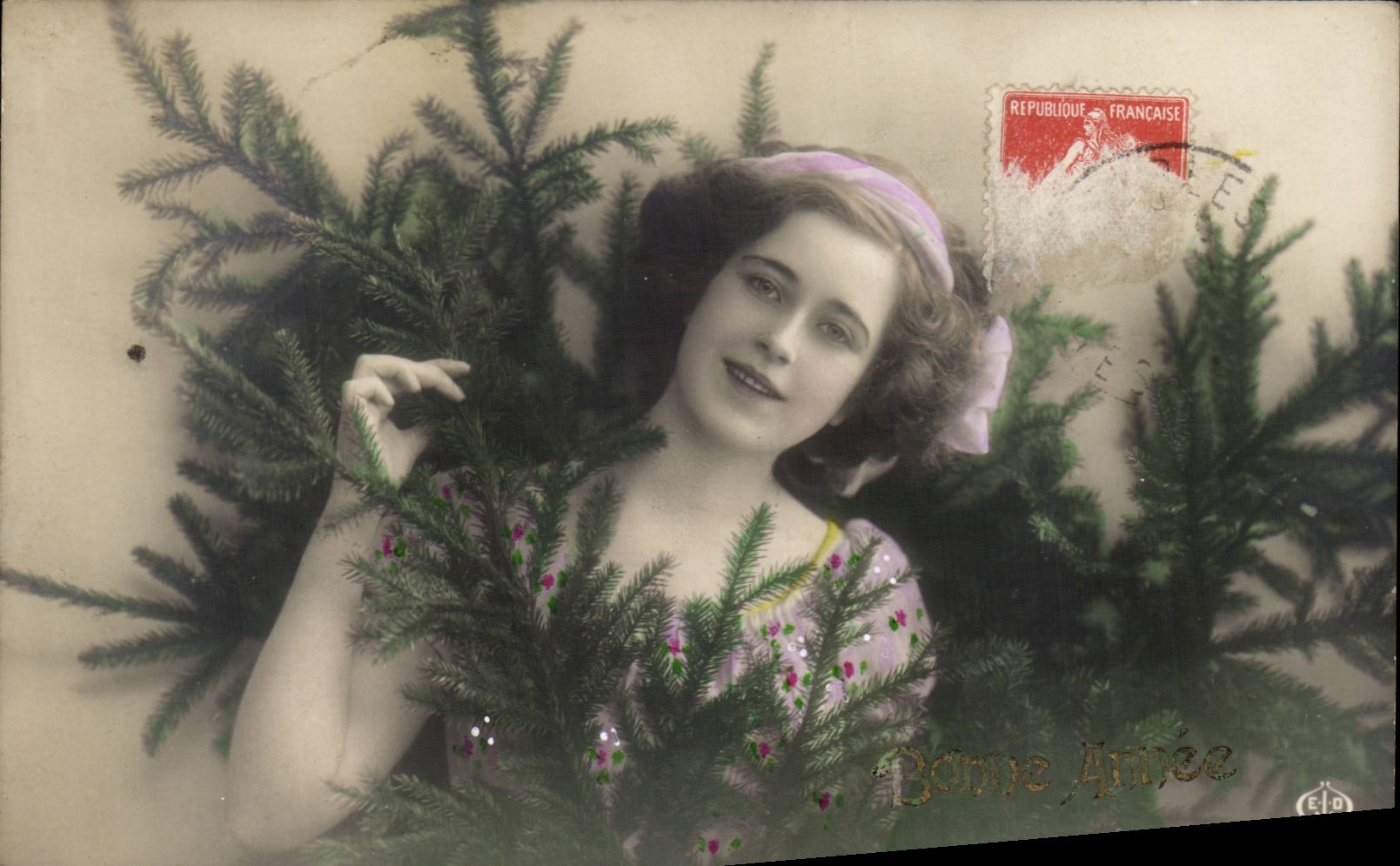 Jeune femme entourée de branches de sapin — Bonne Année — Éditeur E10