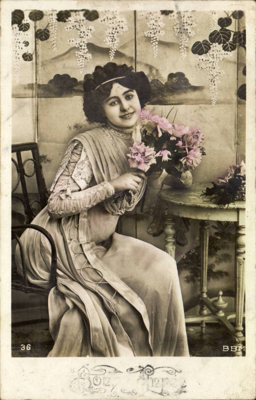 Jeune femme en robe élégante — tenant un bouquet de fleurs — éditeur BBM, n° 36